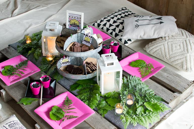 Girls Gone Glamping: Enjoy the Outdoors in Style Girls Gone Glamping Table setting