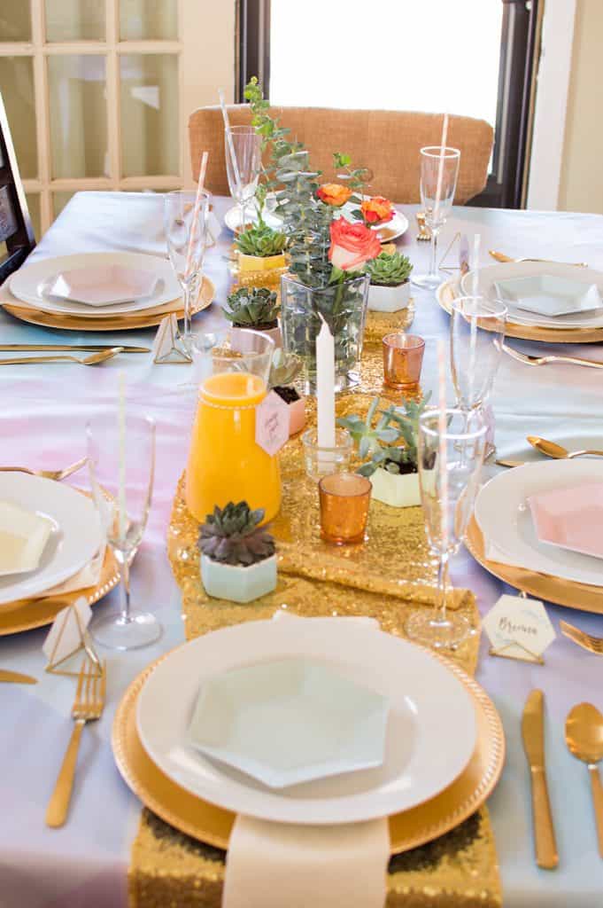Gorgeous tablescape for a weekend brunch with friends and family. All the details at elvamdesign.com